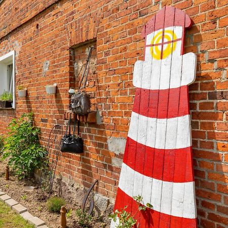 Snug Holiday Home In Divitz Spoldershagen Near Skydiving Exterior photo
