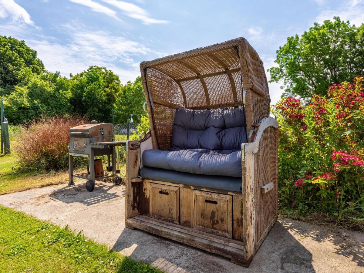 Snug Holiday Home In Divitz Spoldershagen Near Skydiving Exterior photo