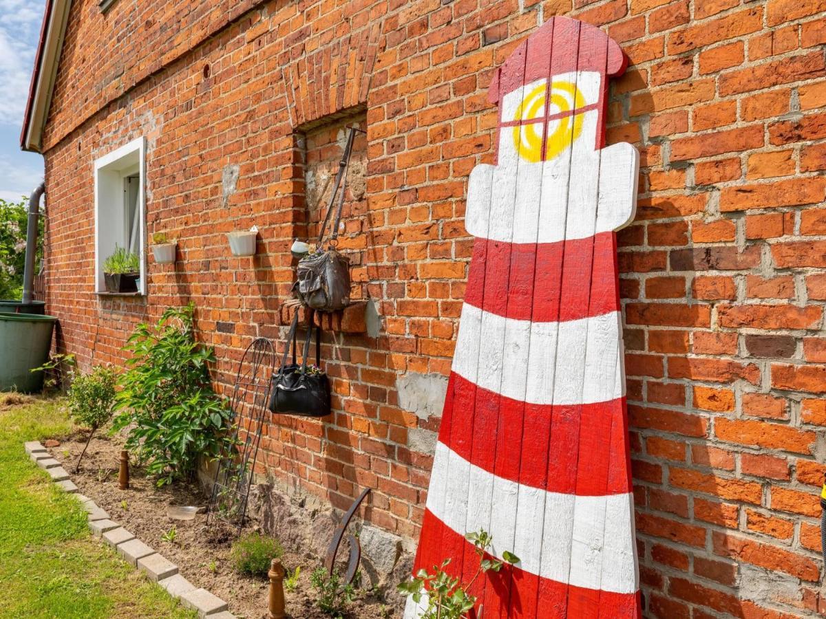 Snug Holiday Home In Divitz Spoldershagen Near Skydiving Exterior photo