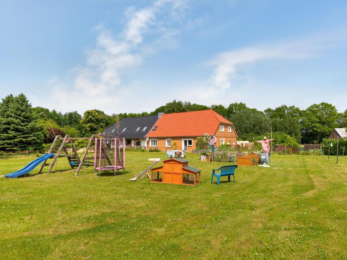 Snug Holiday Home In Divitz Spoldershagen Near Skydiving Exterior photo
