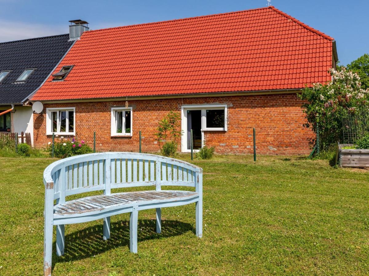 Snug Holiday Home In Divitz Spoldershagen Near Skydiving Exterior photo