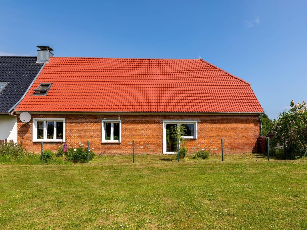 Snug Holiday Home In Divitz Spoldershagen Near Skydiving Exterior photo