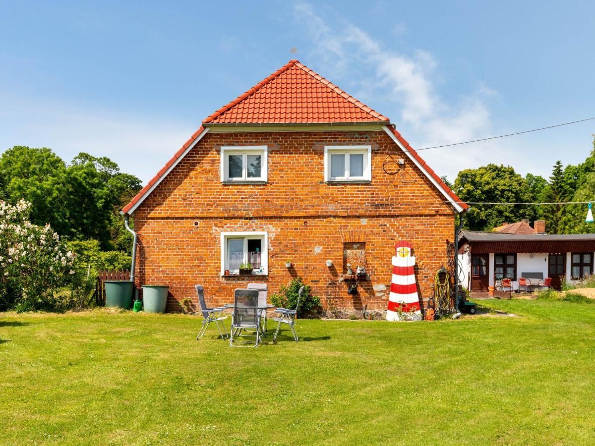 Snug Holiday Home In Divitz Spoldershagen Near Skydiving Exterior photo